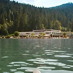 Lido Au Bord De L'eau